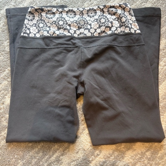 Lululemon grey flower capri - Picture 3 of 3